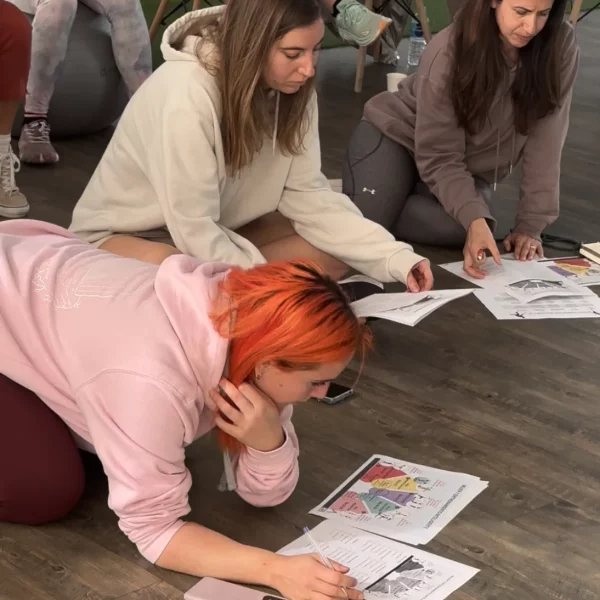 Deporte, ciclo menstrual y menopausia: tres talleres para entender tu cuerpo, entrenar mejor y acompañar con criterio.